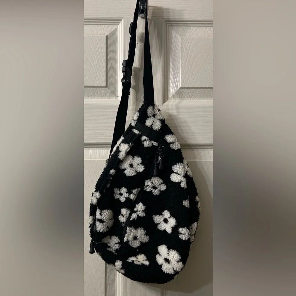No Boundaries | Bags | Black And White Flower Design Cross Body Bag